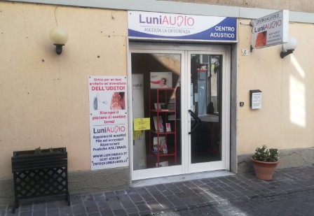 ingresso del negozio luniaudio, centro acustico in aulla per acquisto apparecchi, prove gratuite dell'udito, acquisto pile
