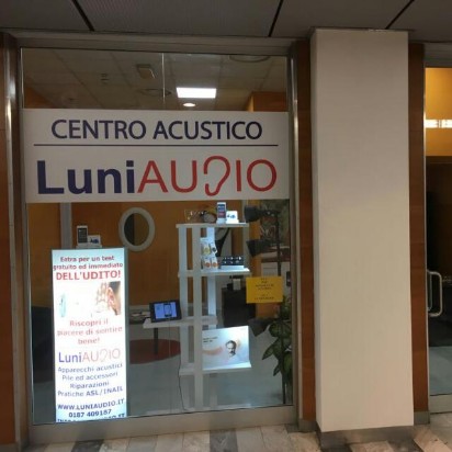 vetrina del nuovo negozio Luniaudio al centro commerciale la fabbrica a santo stefano di magra